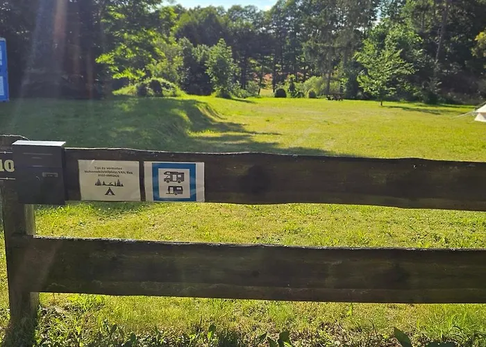 - Wohnmobilstellplatz In Der Seenplatte 营地 *